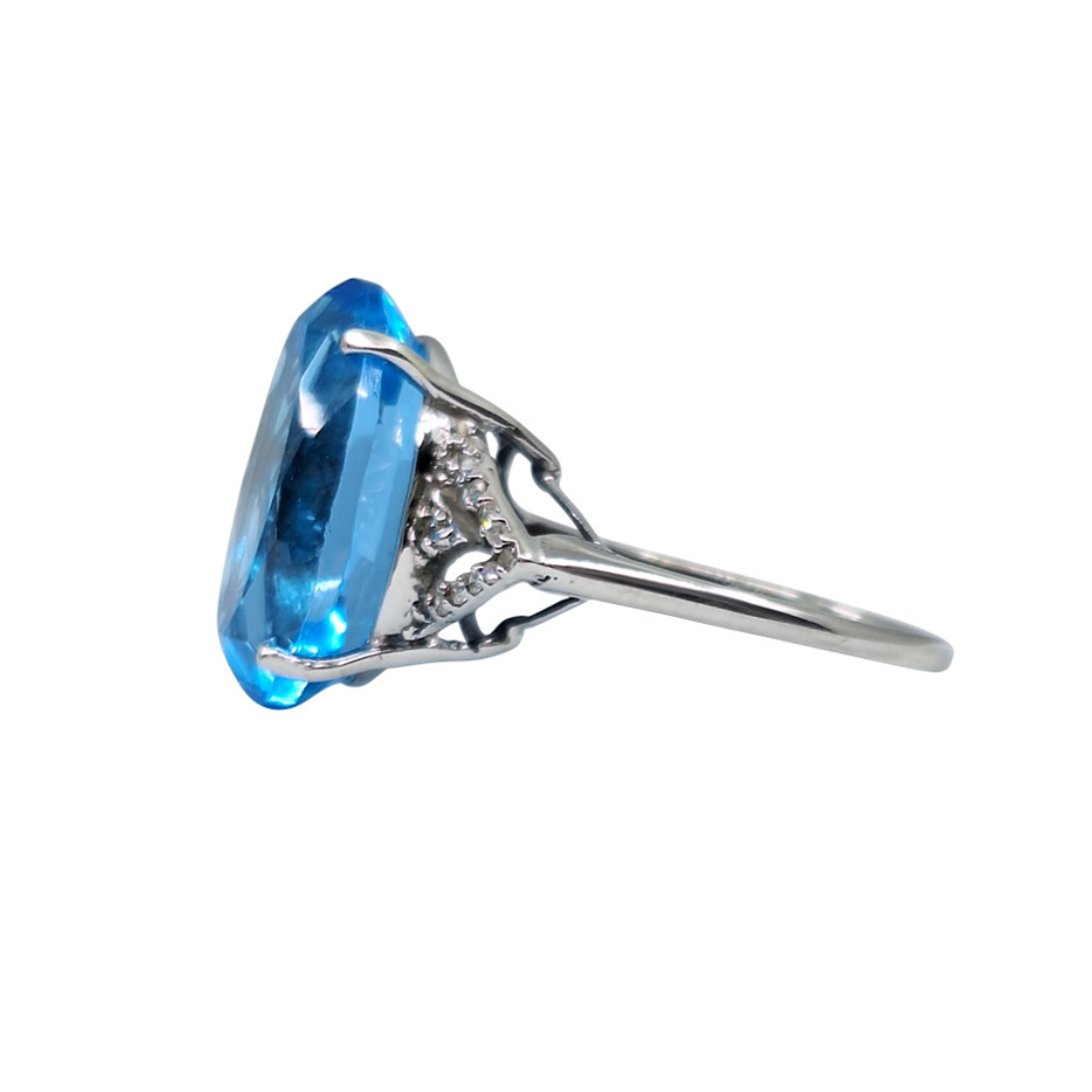 9ct White Gold Blue Topaz Ring