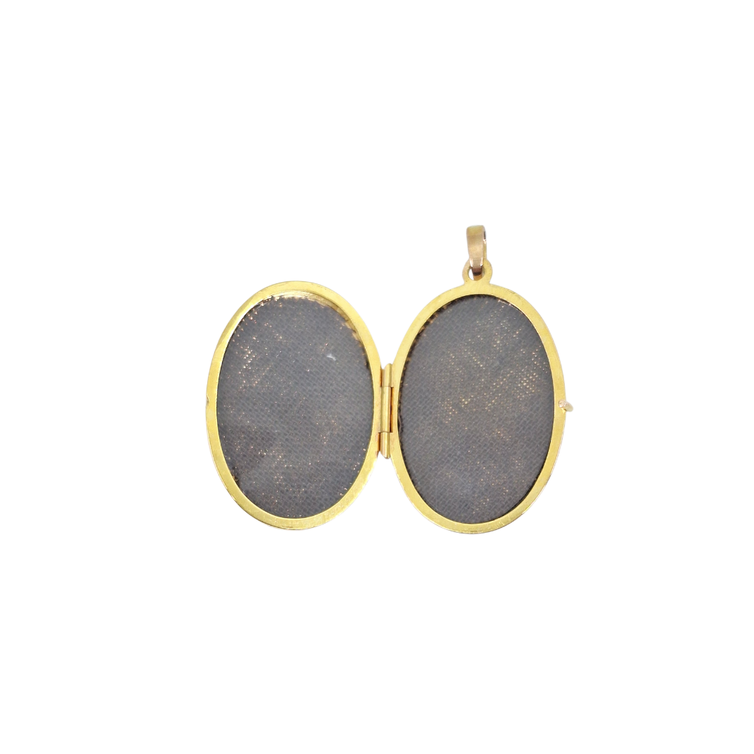 9ct Yellow Gold Oval Engraved Locket