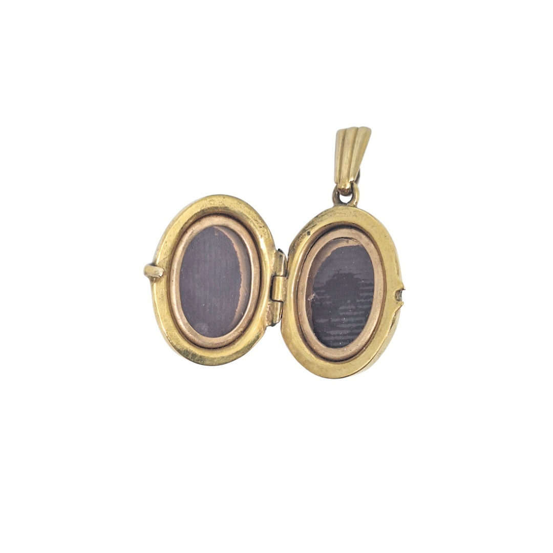 9ct Yellow Gold Oval Engraved Locket