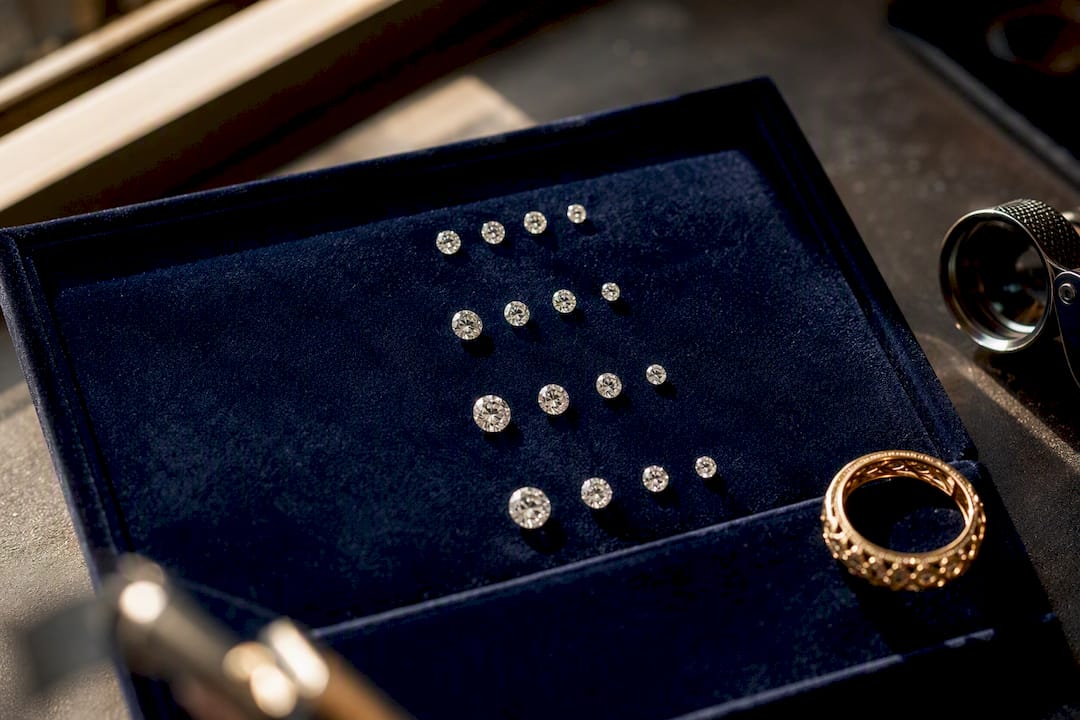 Loose near-colourless diamonds under daylight