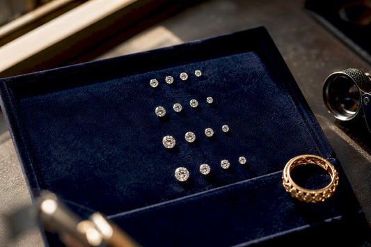 Loose near-colourless diamonds under daylight