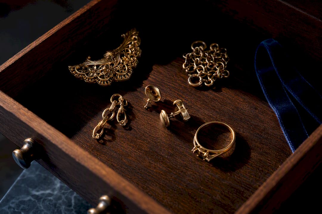 Anonymous old jewellery fragments in a jeweller’s drawer