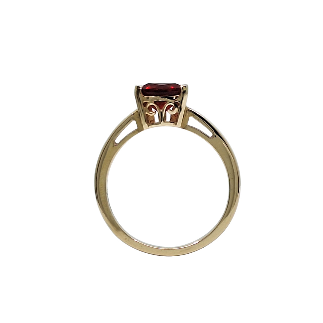 18ct yellow Gold Red Gemstone Ring