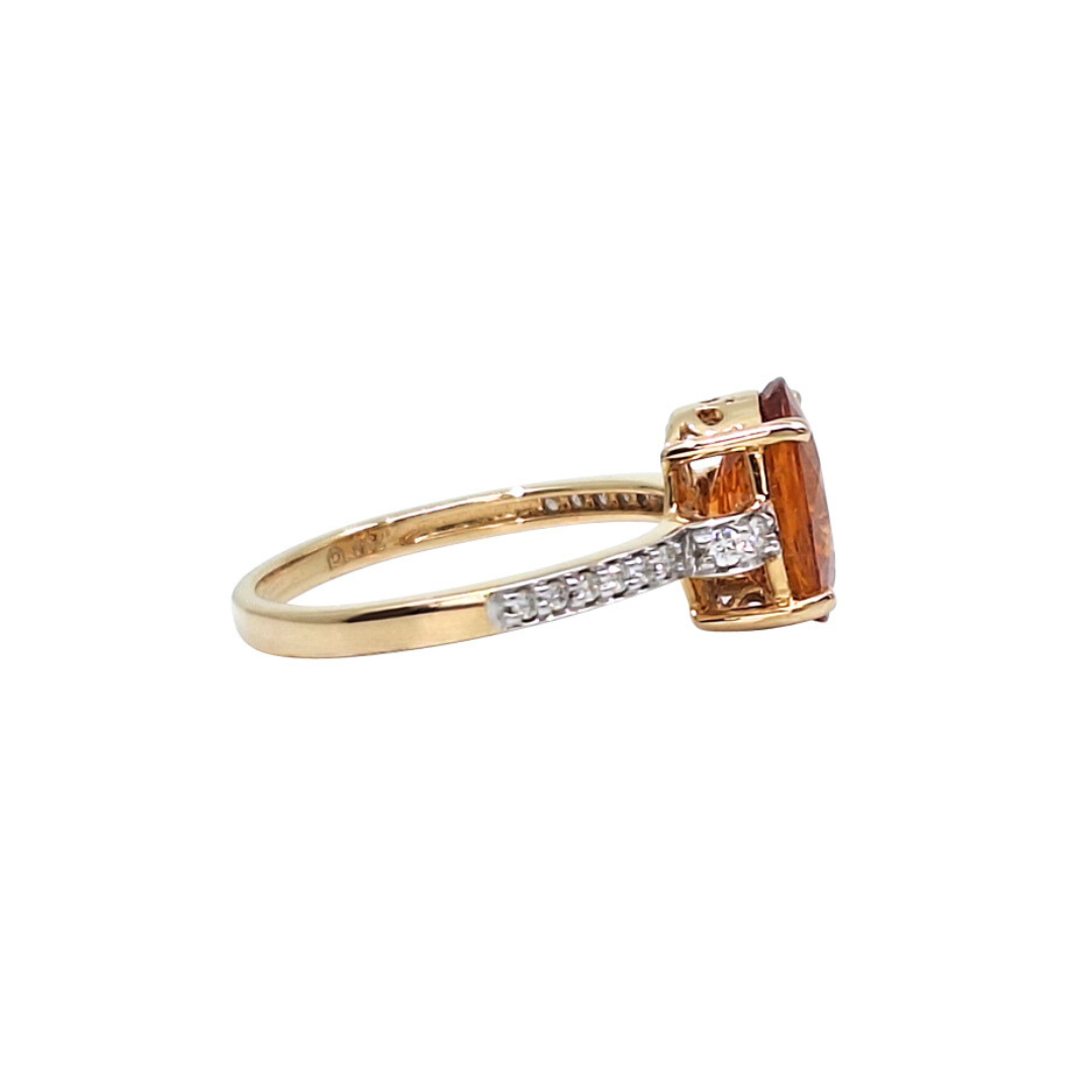 18ct Yellow Gold Orange Gemstone & Diamond Ring