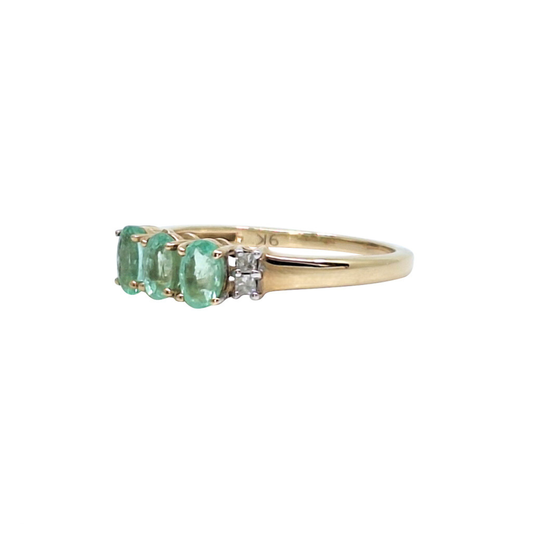 9ct Yellow Gold Green Gemstone Three Stone Ring