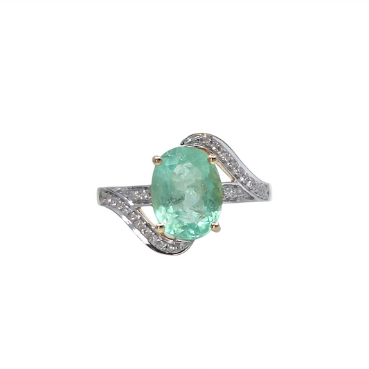 18ct Yellow Gold Green Gemstone & Diamond Ring