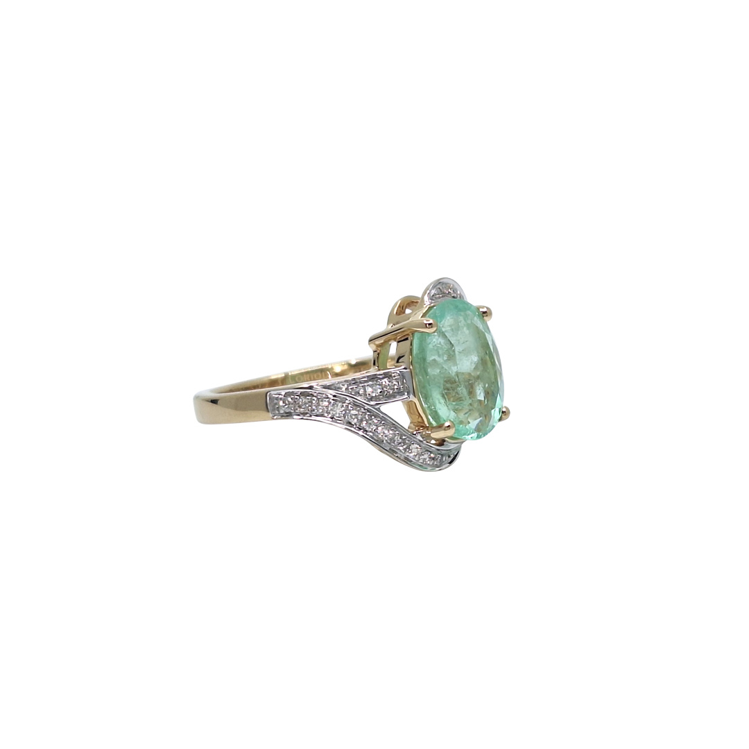 18ct Yellow Gold Green Gemstone & Diamond Ring