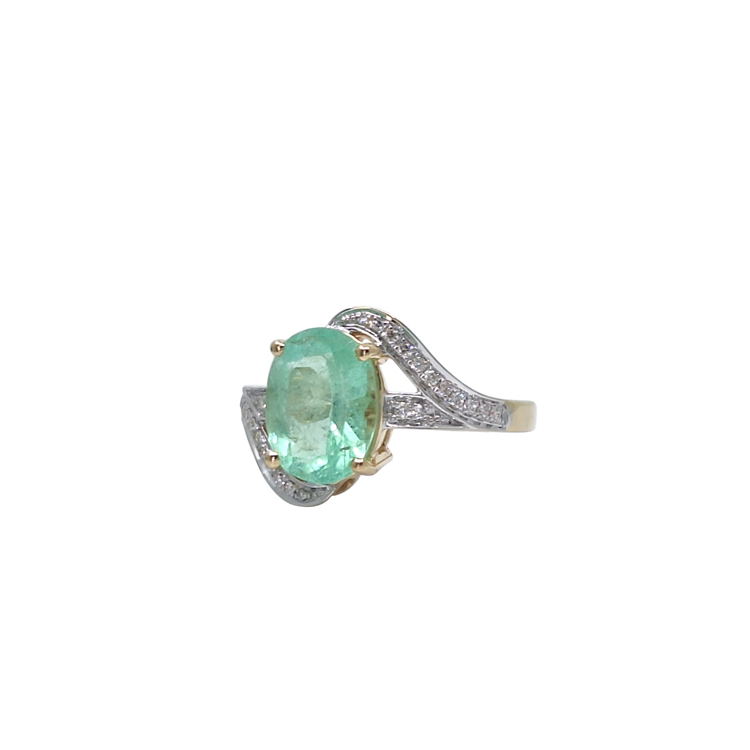 18ct Yellow Gold Green Gemstone & Diamond Ring