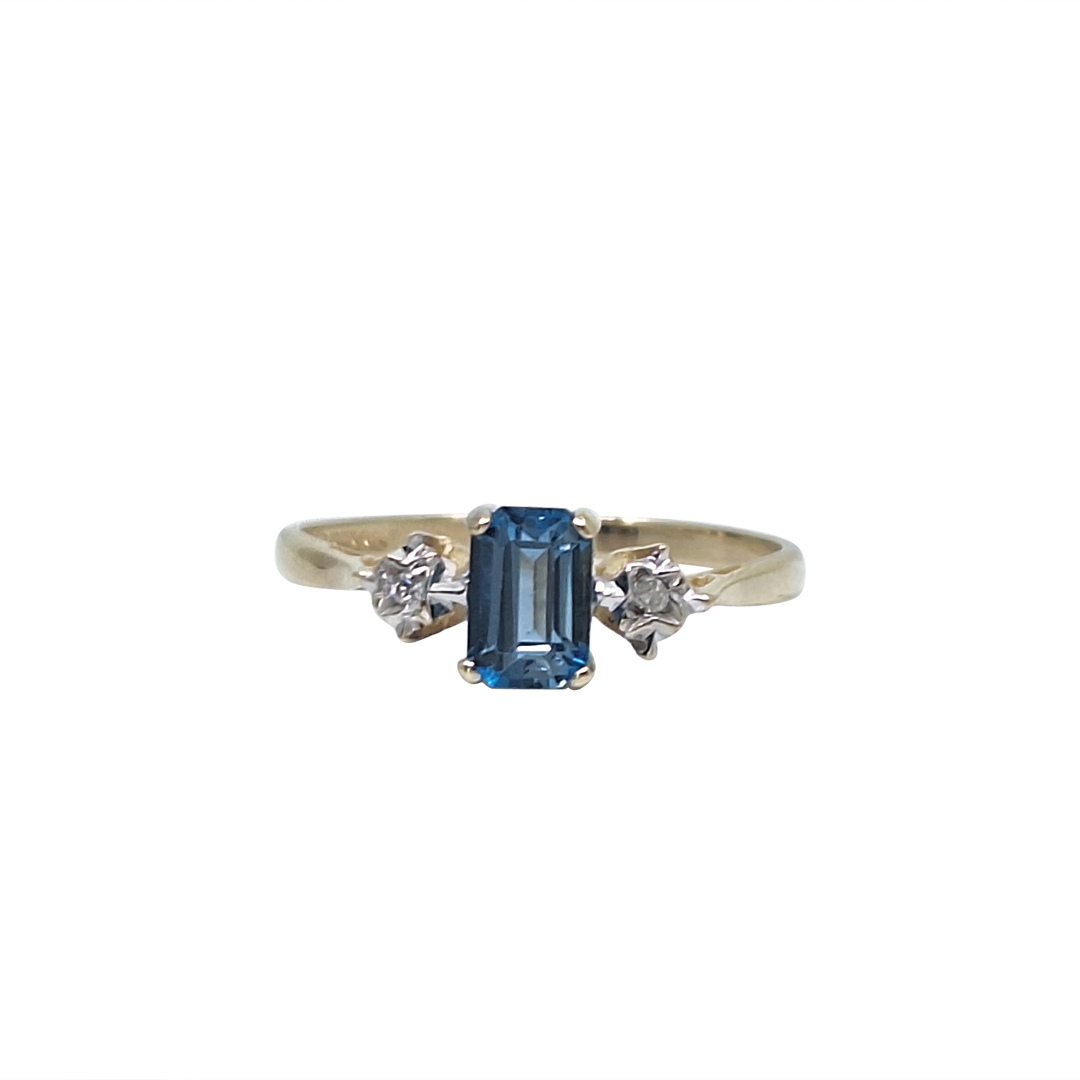 9ct Yellow Gold Blue Topaz Three Stone Ring