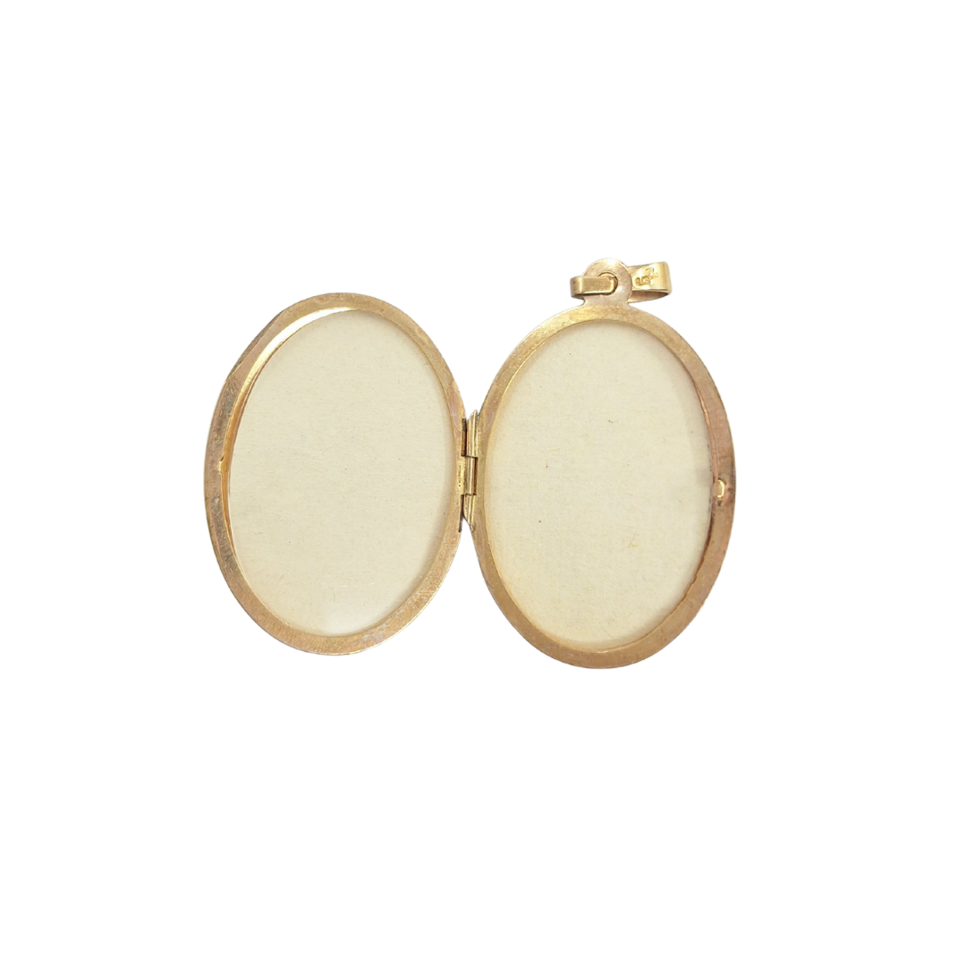 9ct Yellow Gold Engraved Oval Locket