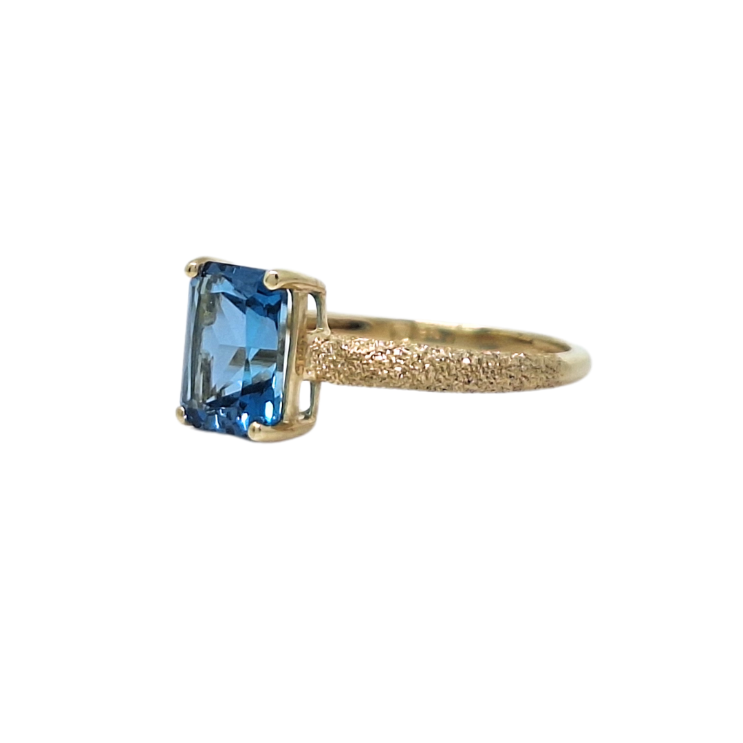 9ct Yellow Gold Blue Topaz Ring