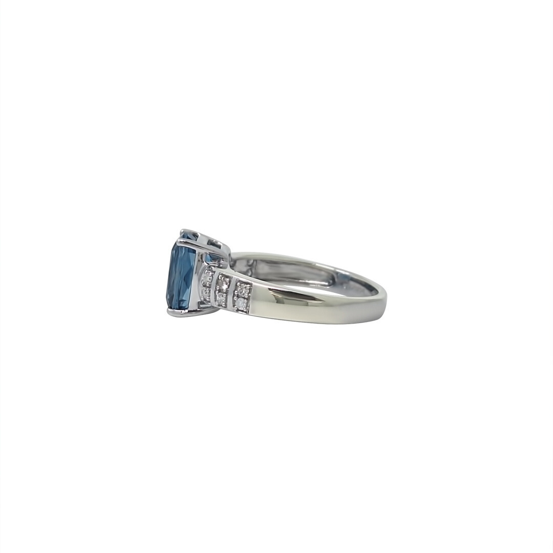 9ct White Gold Blue Topaz Ring