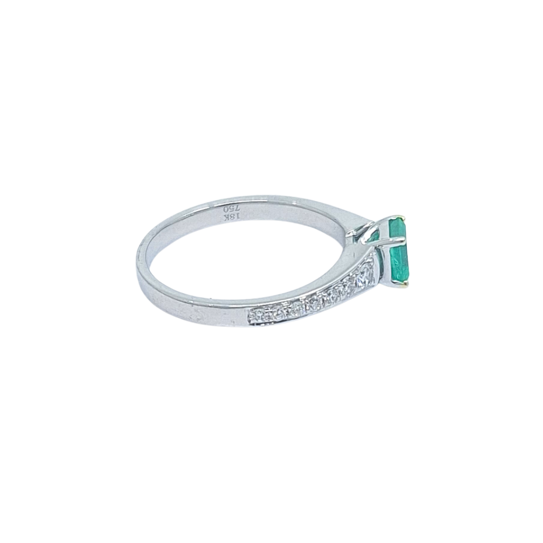 18ct White Gold Emerald & Diamond Ring