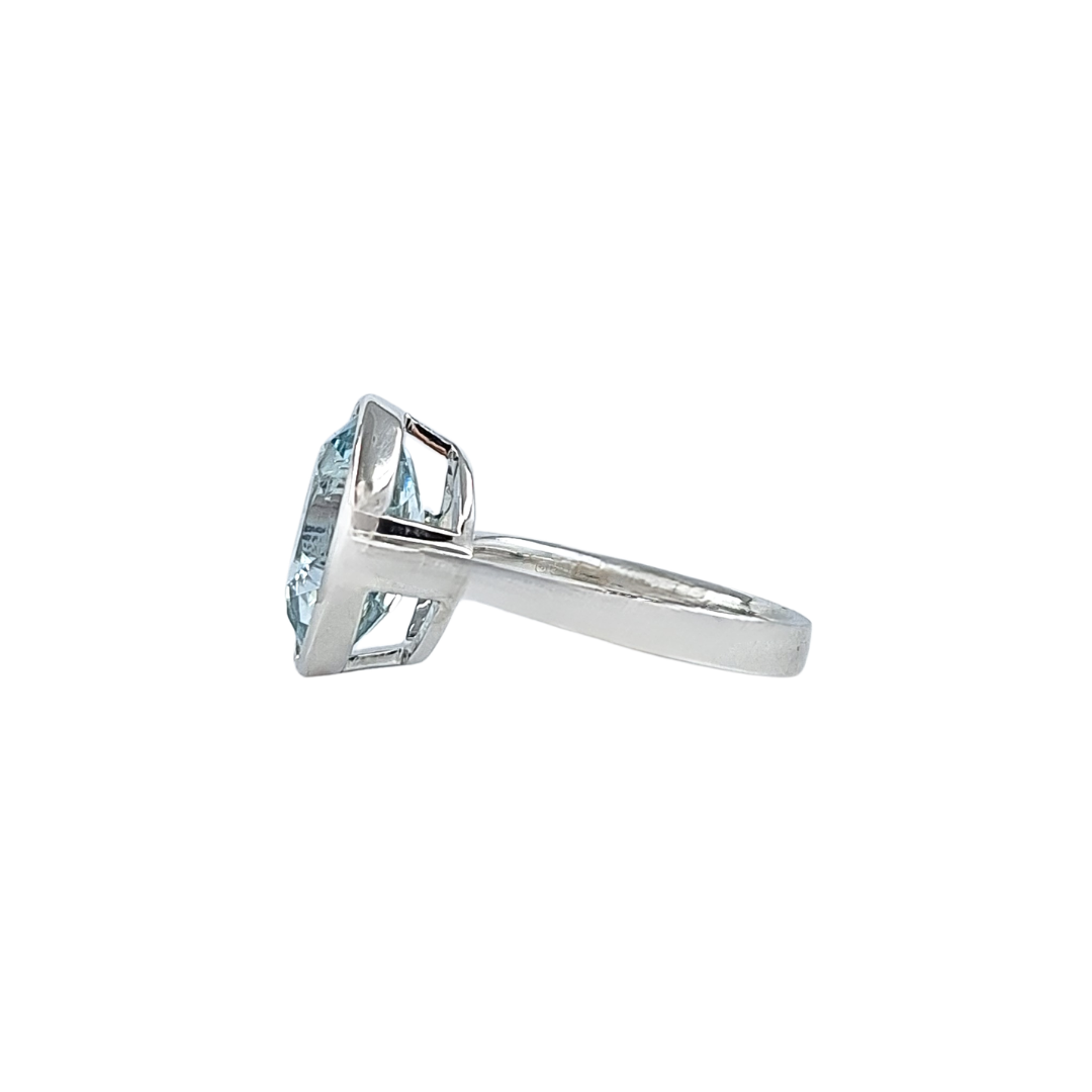 9ct White Gold Blue Topaz Ring