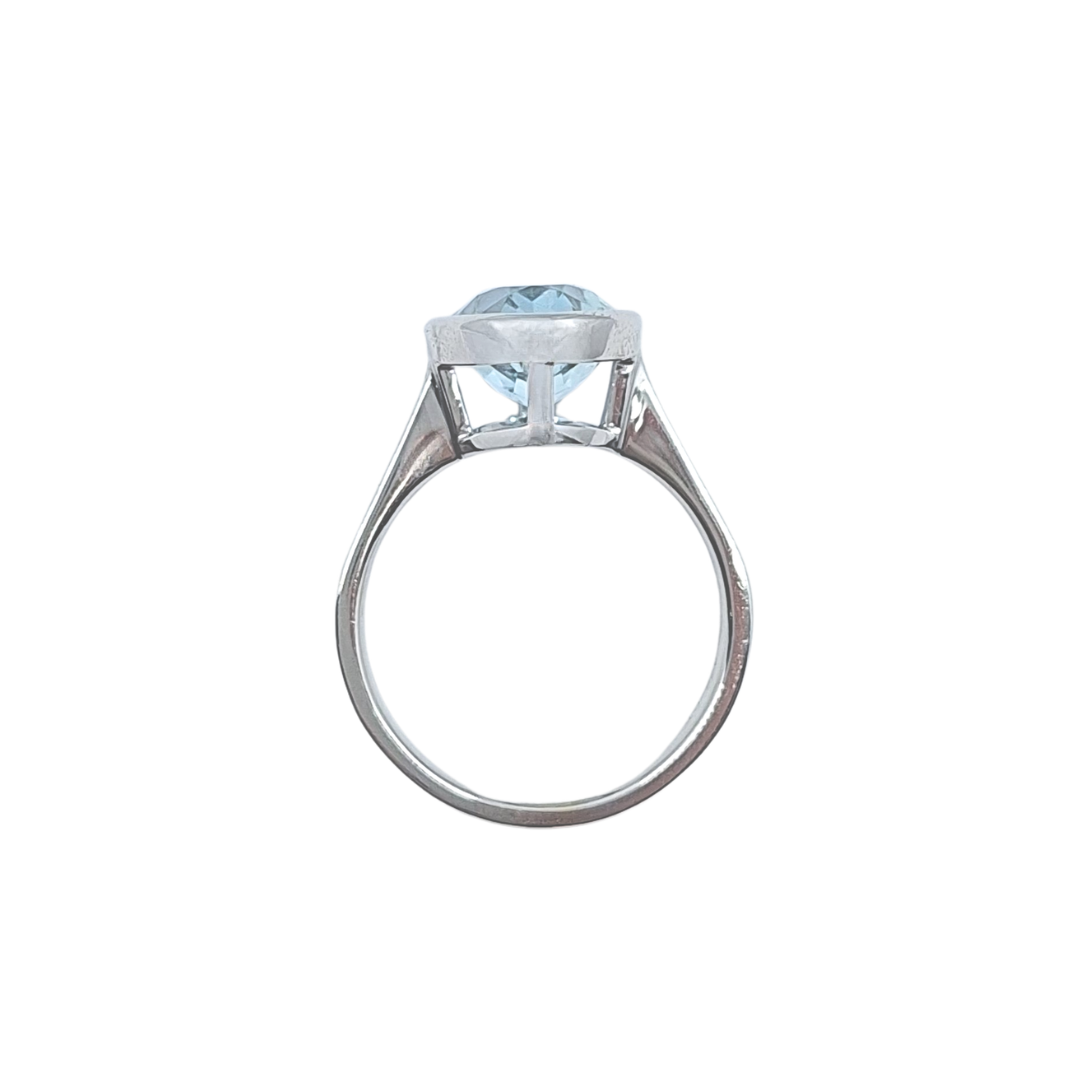 9ct White Gold Blue Topaz Ring