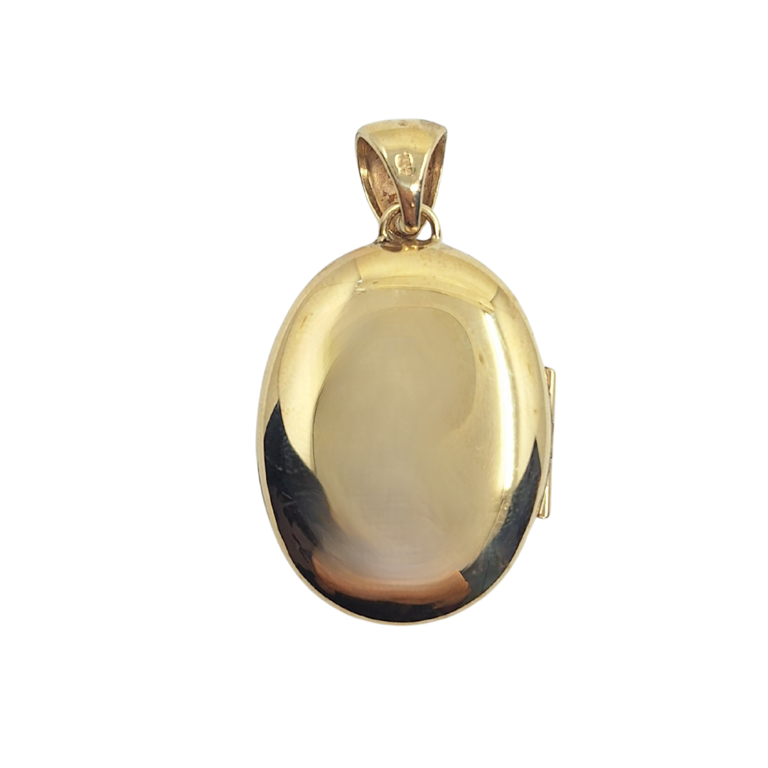 9ct Yellow Gold Oval Engraved Locket