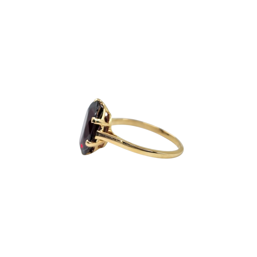 18ct Yellow Gold Garnet Solitaire Ring