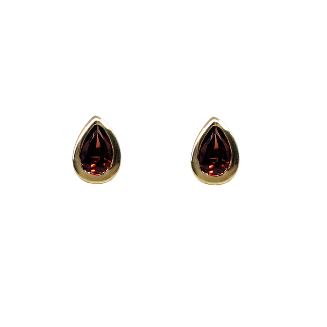 9ct Yellow Gold & Garnet Stud Earrings