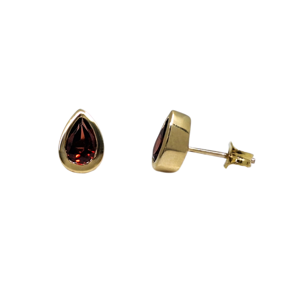 9ct Yellow Gold & Garnet Stud Earrings